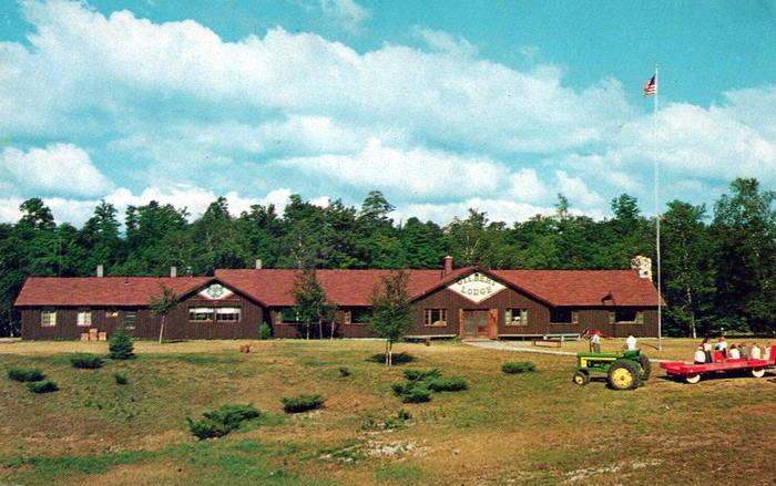 Twin Lakes Park (Gilbert Lodge) - Vintage Postcard (newer photo)